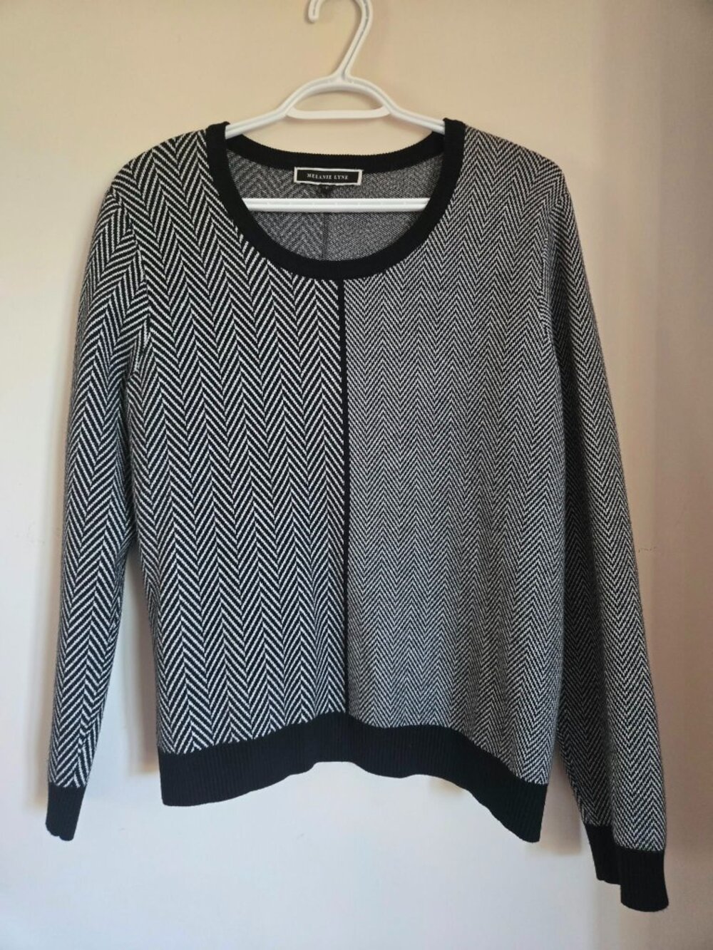 Cosy Melanie Lyne Black and White Herringbone Sweater - Size Large